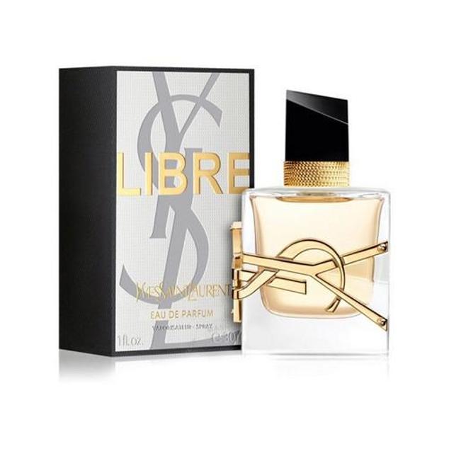 Esta reinvención del perfume floral representa a la libertad en todos sus aspectos y a una mujer independiente e inconformista. Con notas de salida cítricas con neroli y mandarina, es un aroma fresco pero envolvente perfecto para utilizar durante los meses de verano. (72 euros).