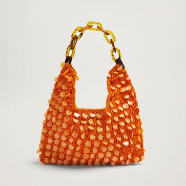 Imagen secundaria 1 - El look de Parfois con kimono, sandalias planas y bolso de lentejuelas que vas a querer copiar este verano