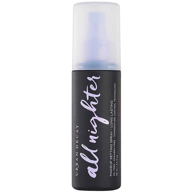 Este  spray  hace permanecer el maquillaje perfecto durante 16 horas. Es una fórmula libre de aceites que impide la transferencia, los parches y la perdida de intensidad. Tiene un acabado mate natural que control los brillos. Evita que remarque zonas secas o arrugas y resiste al calor y la humedad. Además, está enriquecido con aloe vera.