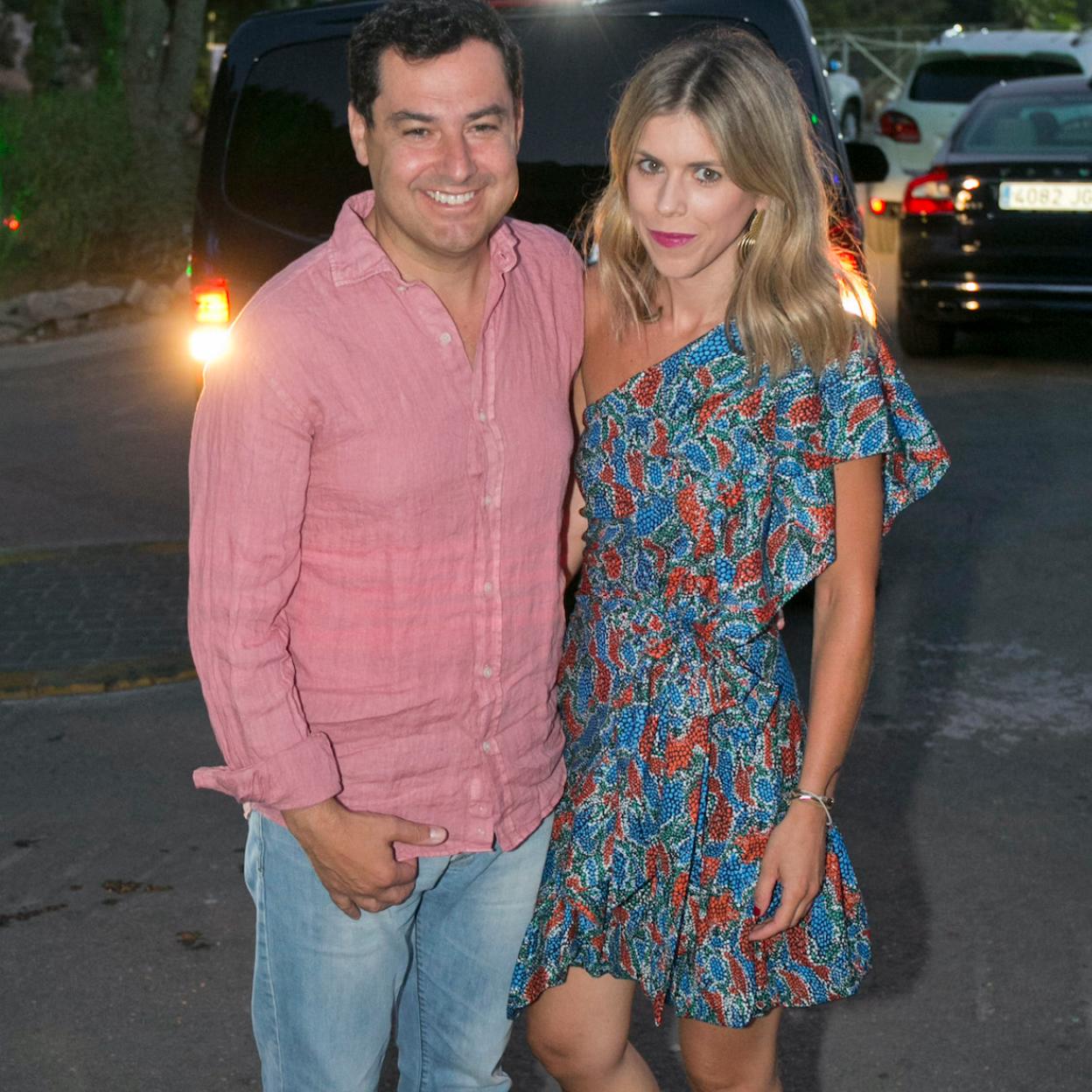 Quién es Manuela Villena, la brillante esposa de Juanma Moreno Bonilla: número uno de su promoción, flechazo en un congreso y rociera devota