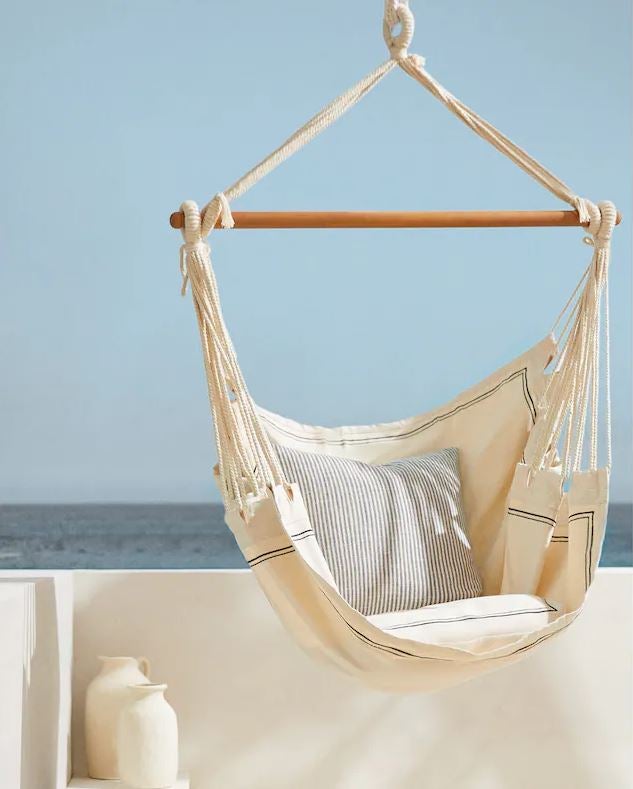 Soñamos con las siestas de verano en esta hamaca colgante comodísima de estilo mediterráneo que esperamos encontrar en oferta en las rebajas de verano de Zara Home (ahora, 99 euros).