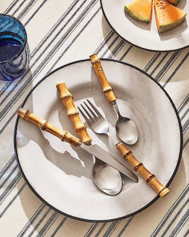 Queremos poner un toque boho y muy natural en tus mesas de verano, y esta cubertería en acero inoxidable y bambú es perfecta para lograrlo. Disponible, antes de rebajas, desde 15.99 euros. 