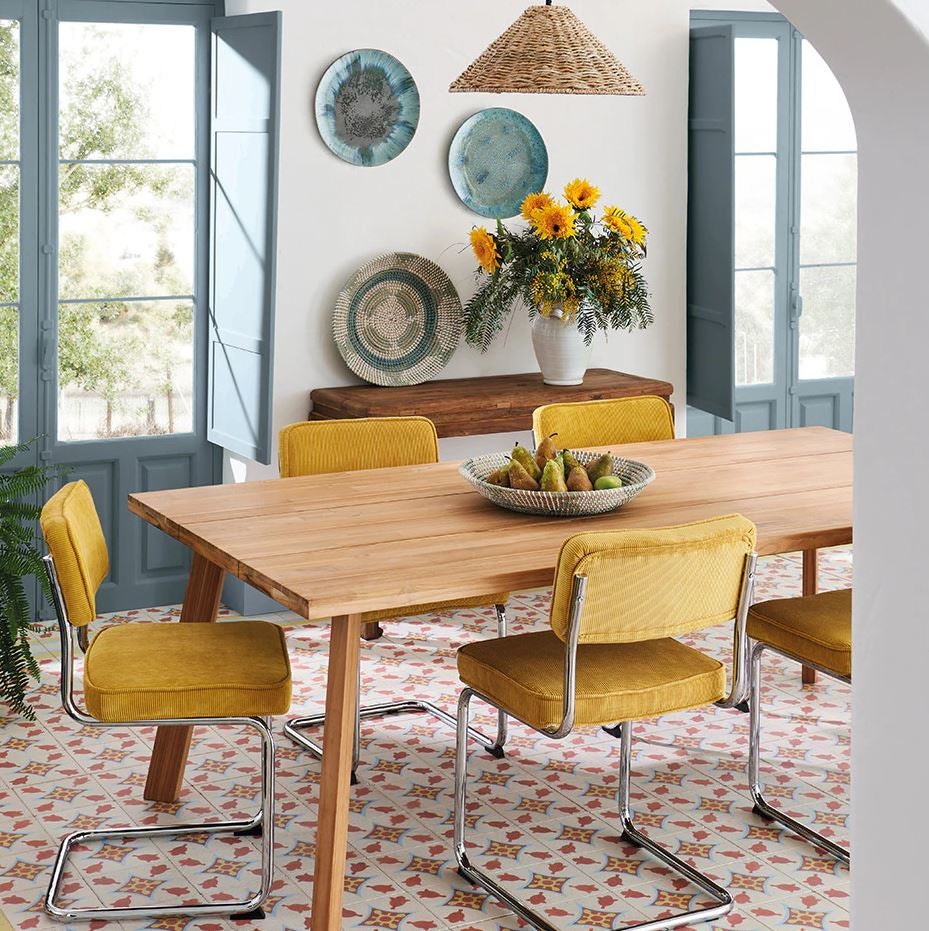 Inspiradas en la famosa silla Cesca, diseñada por Marcel Breuer en 1928, estas sillas de acero y terciopelo amarillo de El Corte Inglés cuestan 149 euros.