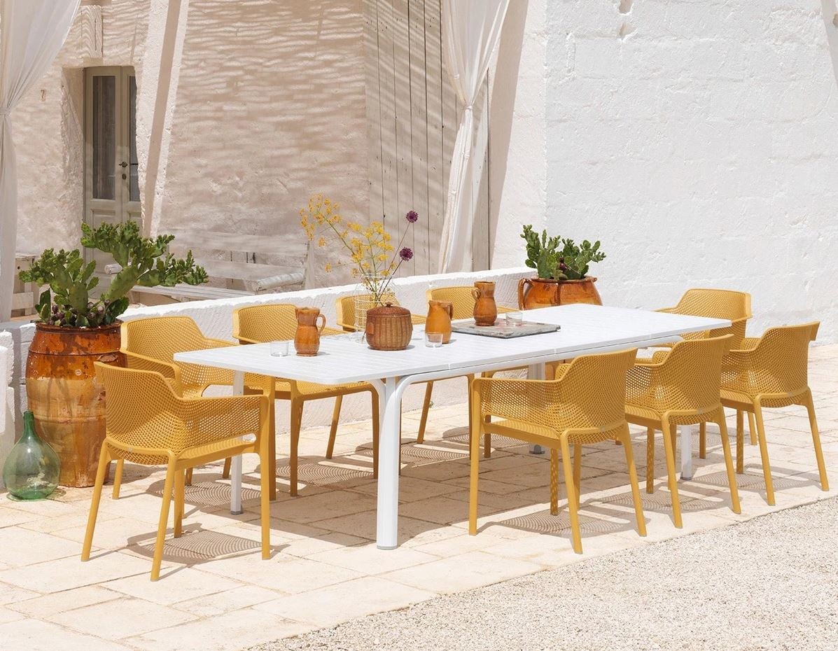 Estas sillas de exterior apilables de El Corte Inglés cuestan 99 euros.