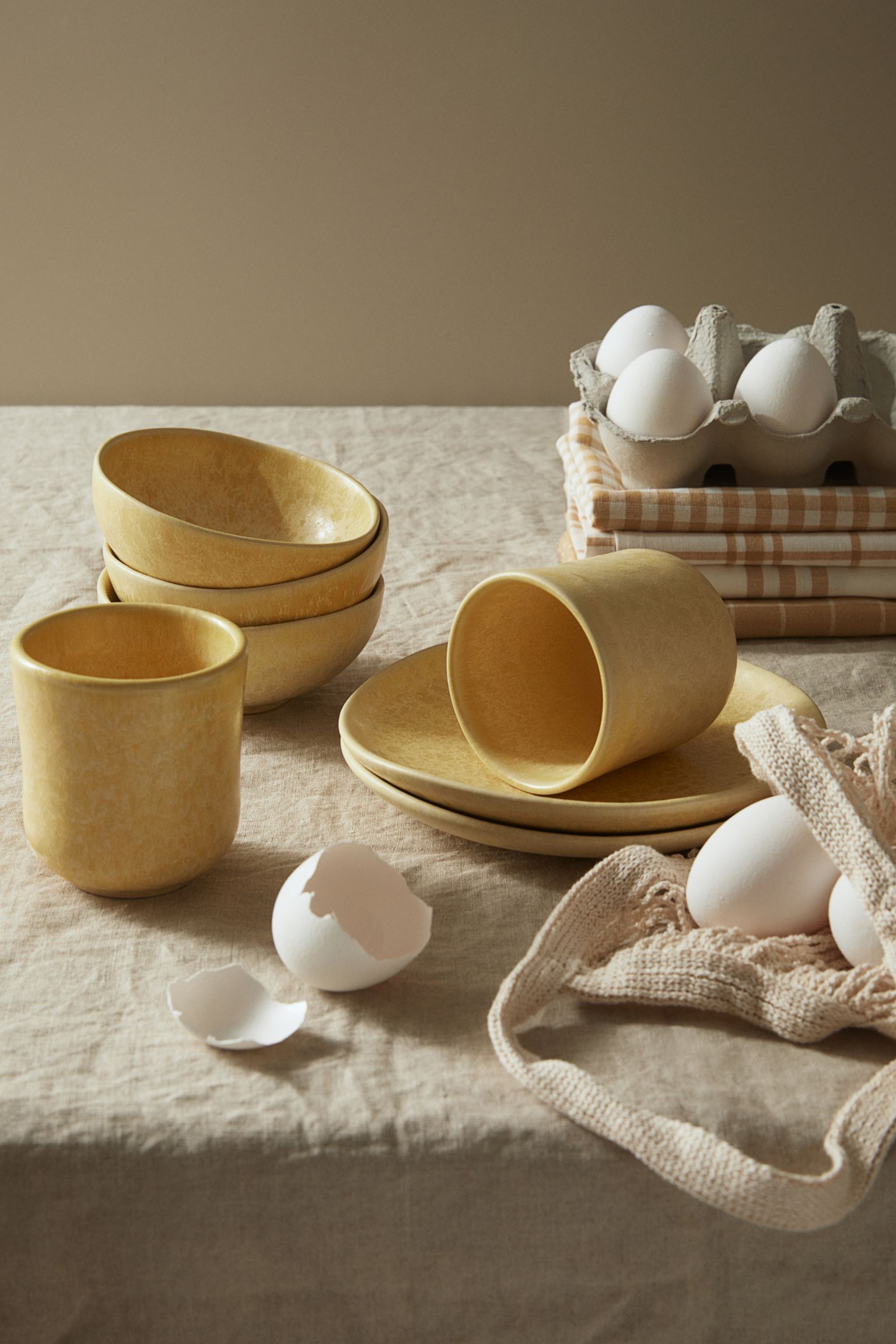 El amarillo también llega a la mesa con este juego de café en cerámica rústica, disponible desde 7.99 euros.