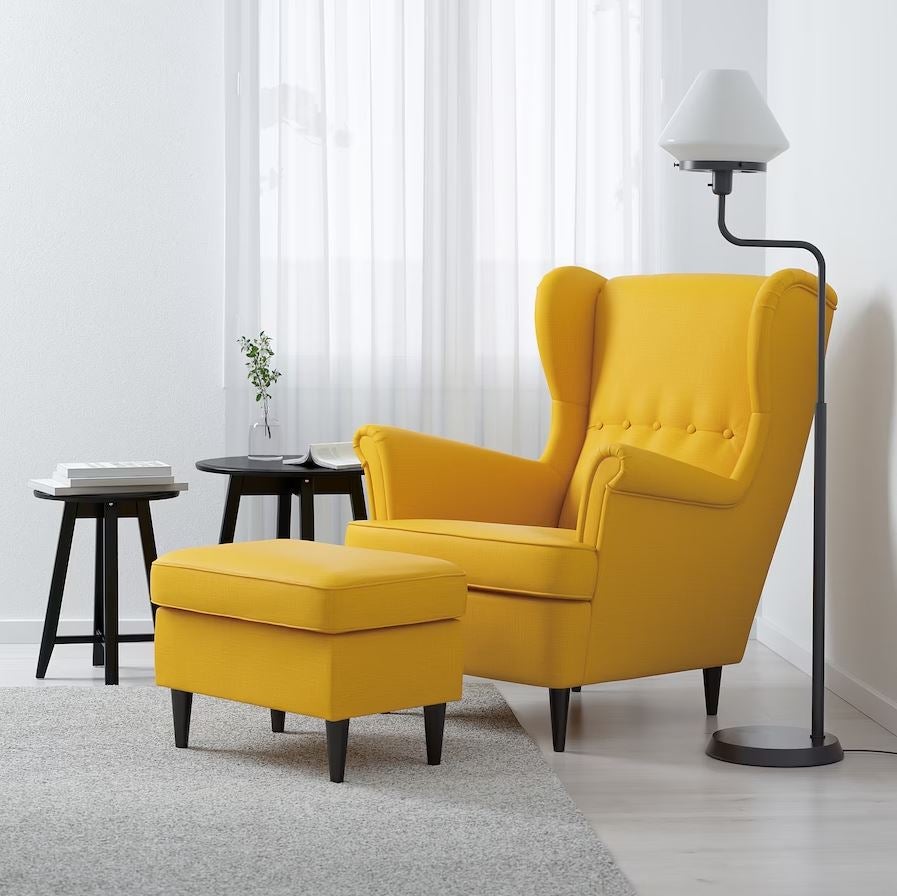 Sin duda, el sillón orejero STRANDMON es uno de los grandes iconos de IKEA. De estética retro y con reposapiés, cuesta 328 euros.