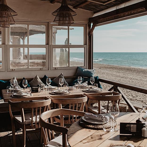 La terraza de La Plage Casanis en la Playa Real de Zaragoza en Marbella.