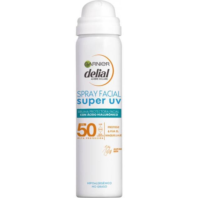 Un spray facial protector con propiedades hidratantes y SPF50. Se trata de una fórmula ultra ligera, no grasa e hipoalergénica que protege contra los efectos dañinos de los rayos solares y la polución. Es transparente, resistente, de absorción rápida, seco al tacto y tiene la capacidad de fijar y perfeccionar el maquillaje.