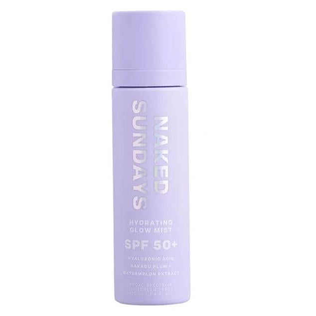 Una bruma hidratante con efecto buena cara que cuenta con SPF 50 de amplio espectro, así como una sensación ligera, suave y refrescante. Cuida de la piel durante todo el día, cona cabado invisible y luminoso, gracias a estar enriquecida con extractos botánicos, ácido hialurónico, sandía y ciruela de kakadu rica en vitamina C. Además, alarga la duración del maquillaje y lo sella para que permanezca perfecto, como recién aplicado.