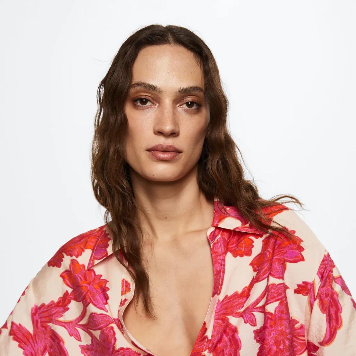 Esta es la blusa fluida más vendida de Mango porque combina siempre con shorts, faldas y vaqueros blancos