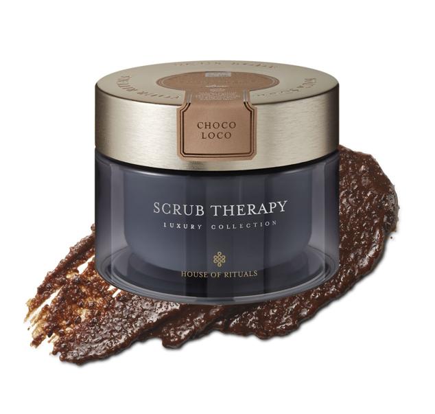 El primer paso de un broceado uniforme es la exfoliación. Elige el formato grano, en la intensidad que prefieras (desde la más suave hasta la más fuerte), y utilízalo una vez a la semana. ¿La novedad? Choco Loco, exfoliante intenso de la colección Scrub Therapy de Rituals (19,90 €).