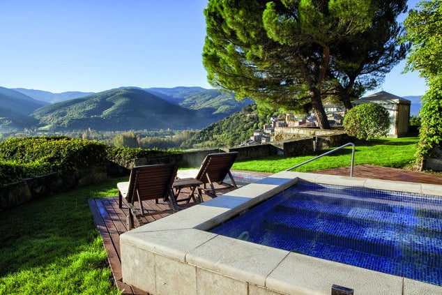 Situado a los pies de una fortaleza del siglo XVI y rodeado del Parque Natural del Cadì-Moixeró –la mayor reserva natural de Cataluña–, este chalet de montaña situado en La Seu d’Urgell ofrece una belleza natural única, montaña, rutas históricas y, para reponer, piscina, spa y un restaurante mediterráneo. (relaischateaux.com).