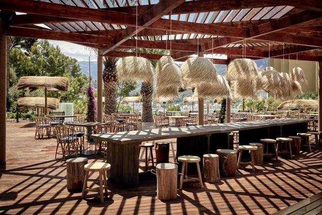 Este hotel en el pueblo de Sóller, con vistas al puerto, la montaña y la bahía, tiene por vocación devolvernos a los años 60 y sus vacaciones de puro descanso. (designhotels.com).