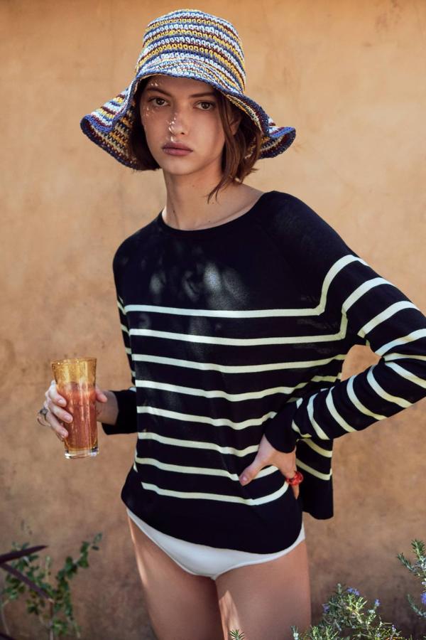 Jersey básico de punto fino con corte holgado, cuello redondo, manga larga, costura de hombros caída y estampado a rayas negro y blanco.