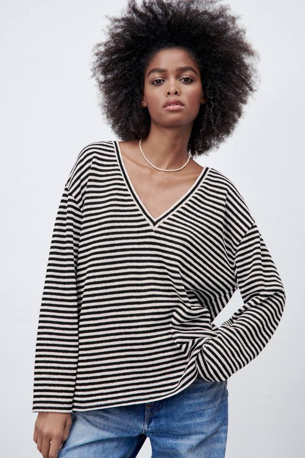 Jersey amplio en punto fino con estampado de rayas finas en negro y blanco, escote de pico, manga larga y corte relajado con costura de hombros caída.