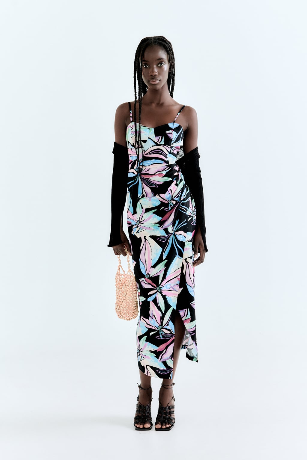 Los estampados más vistosos también son los mejores aliados del vestido de tirantes. De corte midi, con abertura y escote corazón. Vestido de Zara (35,99 euros). 