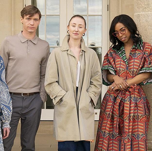 En el centro, Erin Doherty, protagonista de Chloe.