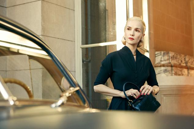 Basada en el bestseller homónimo del escritor argentino Tomás Eloy Martínez, esta producción de siete episodios sigue la historia del cuerpo embalsamado de Eva Perón, que pasó oculto 16 años tras el ascenso de las fuerzas militares argentinas. Natalia Oreiro encarna a la mítica esposa del general, y en el reparto también encontramos a Ernesto, Fracesc Orella y Darío Grandinetti en el papel de Juan Domingo Perón. 