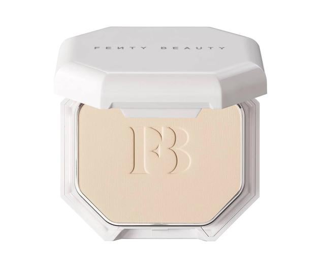 Pro Filt'r Soft Matte Powder de Fenty Beauty  está disponible en 50 tonos.  Cómpralo aquí