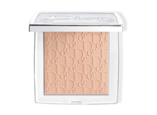 Face & Body Powder-No-Powder de Dior Backstage  alisa la piel.  Cómpralo aquí