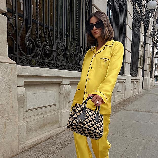 Hemos encontrado el bolso más versátil del año: es multiposición, de color negro (y tiene descuento en Mango)