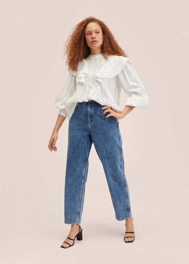 Blusa en tejido 100% algodón con diseño oversize, cuello subido con puntilla, detalles de volantes en el cuerpo, bordado suizo y manga larga ligeramente abombada terminada en puño, color blanco, de Mango.
