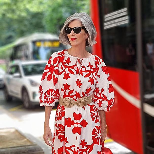 El vestido estampado que da luz al rostro es la prenda estrella que llevan las mujeres de 50