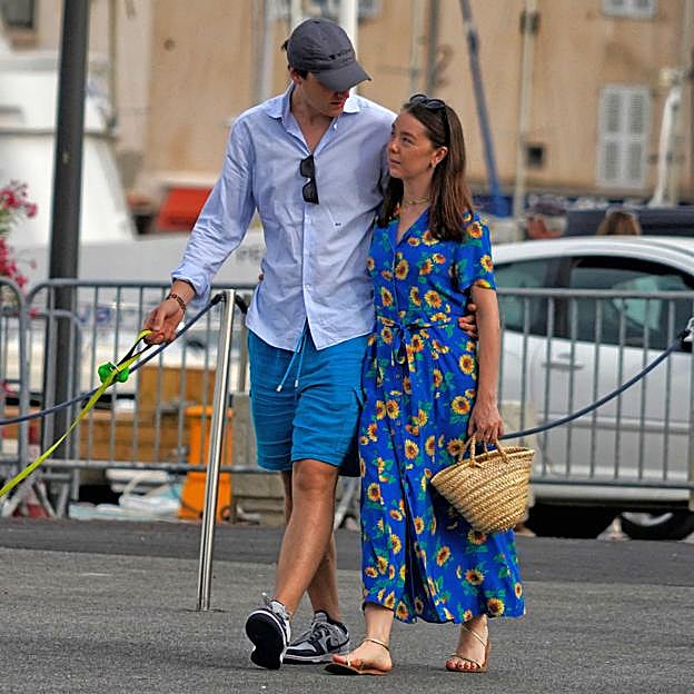 Imagen principal - Alexandra de Hannover y su pareja de vacaciones.