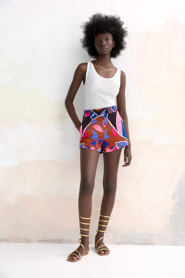 Las bermudas han vuelto, y esta vez para quedarse. Son más seguras que una minifalda, pero consiguen el mismo efecto: piernas kilométricas. Combínalas con unas sandalias sin pulsera para potenciar el resultado.