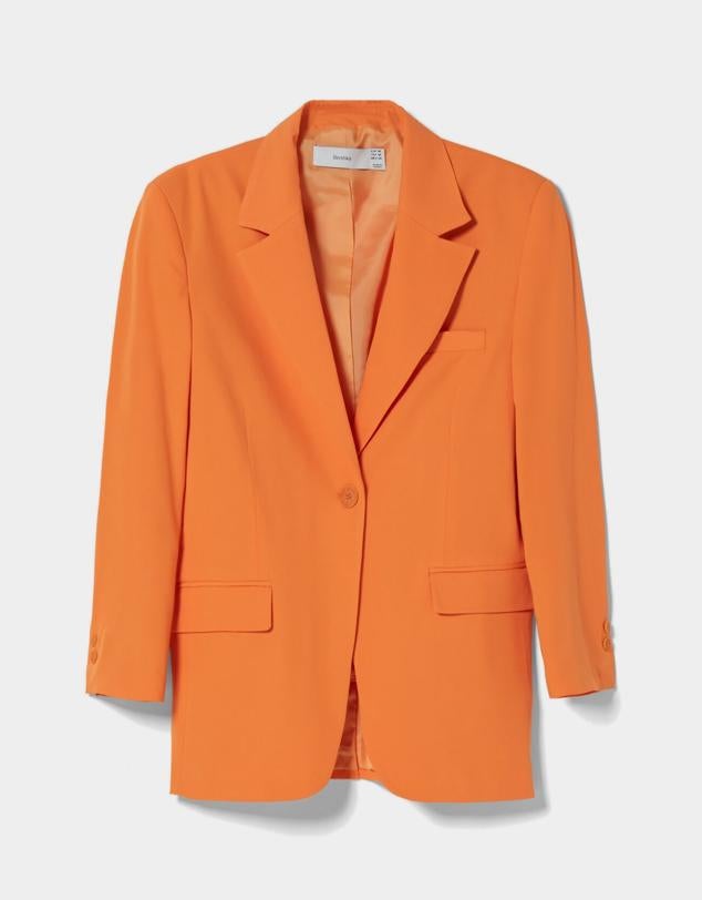 Su color naranja vitaminado y enérgico hace de esta blazer toda una oda hacia el verano. Precio rebajado: 25,99 €. 