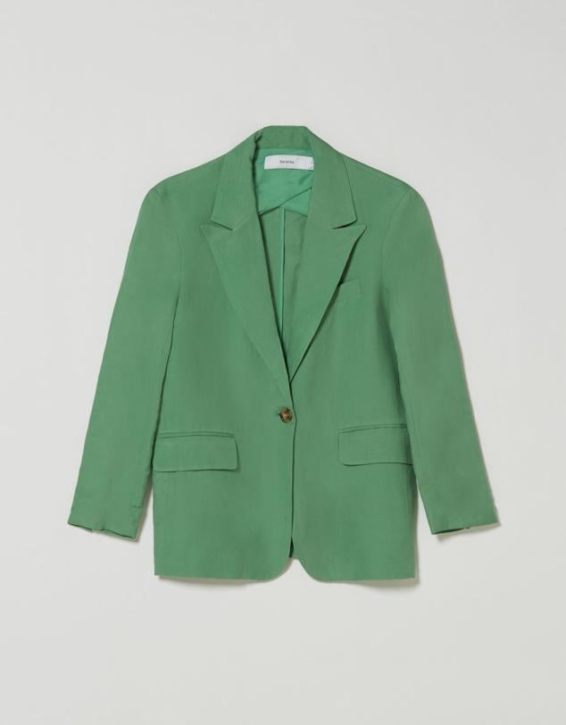 Con el color de la temporada y de lino. Su tejido rústico va acompañado de un botón del mismo estilo. Destaca por su corte masculino y oversize. Precio rebajado: 19,99 €.