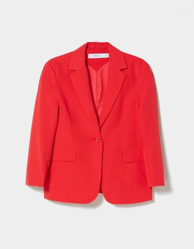 Blazer con corte femenino que se adapta a la silueta de cualquier mujer. Lo mejor es su vibrante color rojo que la hace aún más espectacular. Precio rebajado: 15,99 €.