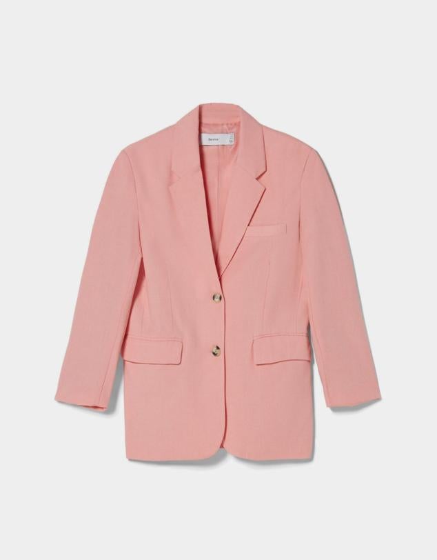 De corte masculino y de color rosa. Así es la versión más romántica que nos propone Bershka en sus rebajas. Precio rebajado: 19,99 €.