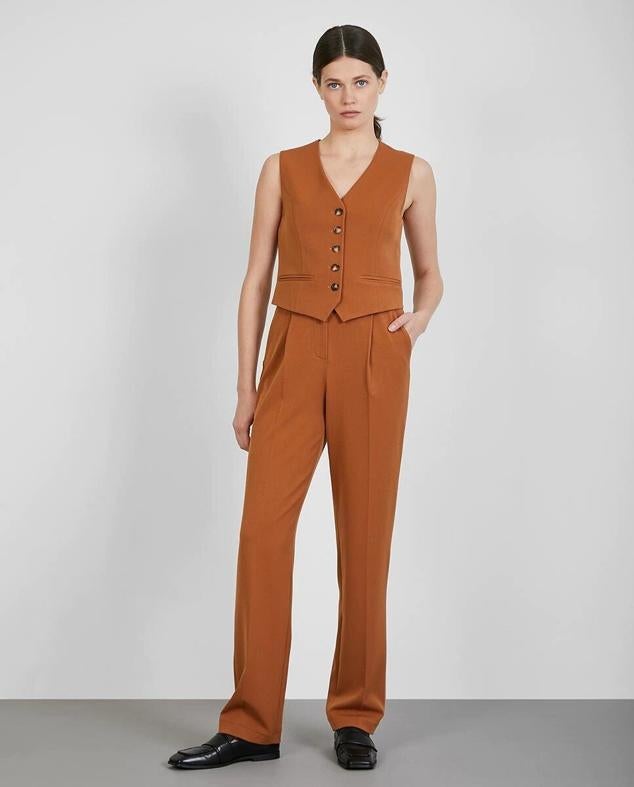 Byniumaal presenta una opción lisa sin ningún tipo de prints, pero con botones en su versión más rústica. Precio: 75 €.