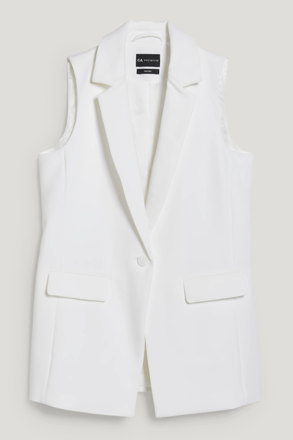 Chaleco elástico de material suave y fresquito de color blanco. Es la versión más larga y podrás combinarla con todo tu armario. Es de C&A. Precio: 39,99 €.