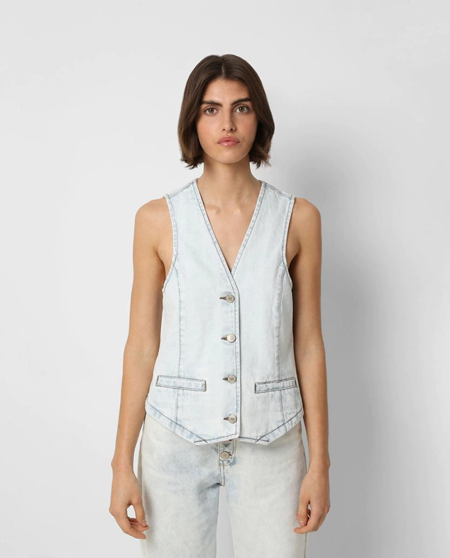 Chaleco denim para looks más informales y ocasiones donde se requiera todo tu atrevimiento. Es de El Corte Inglés. Precio: 39,90 €. 