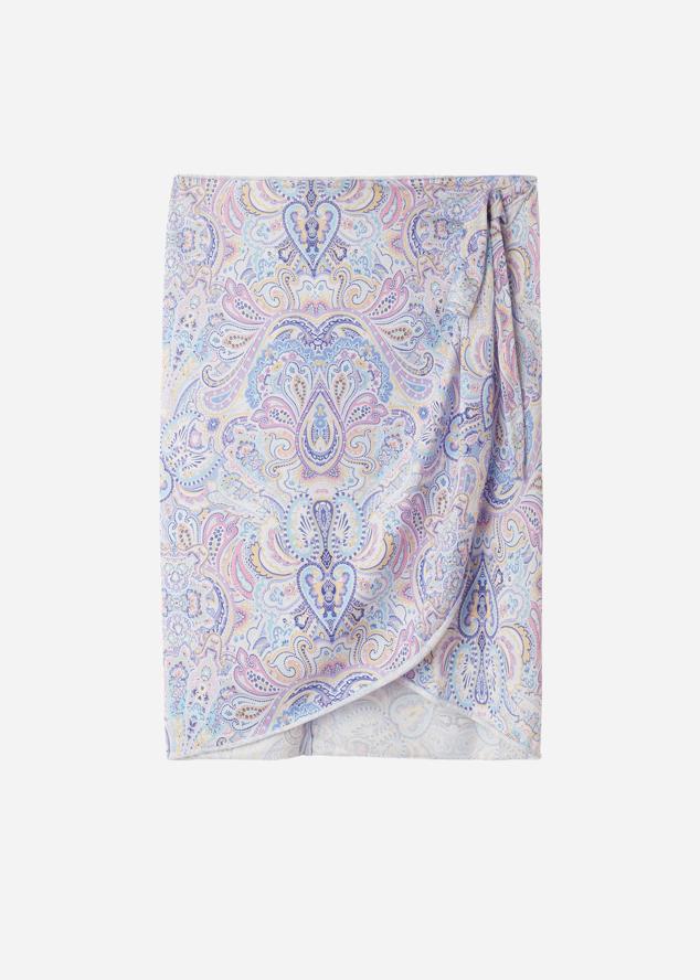 Pareo corto de corte cruzado con nudo en la cintura. Los bajos redondeados de la parte delantera forman una pequeña abertura. Es de Calzedonia. Precio: 12,90 €.