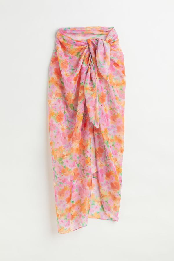 En tejido vaporoso y con print de estampado floral vitaminado. Es de H & M. Precio: 7,99 €. 