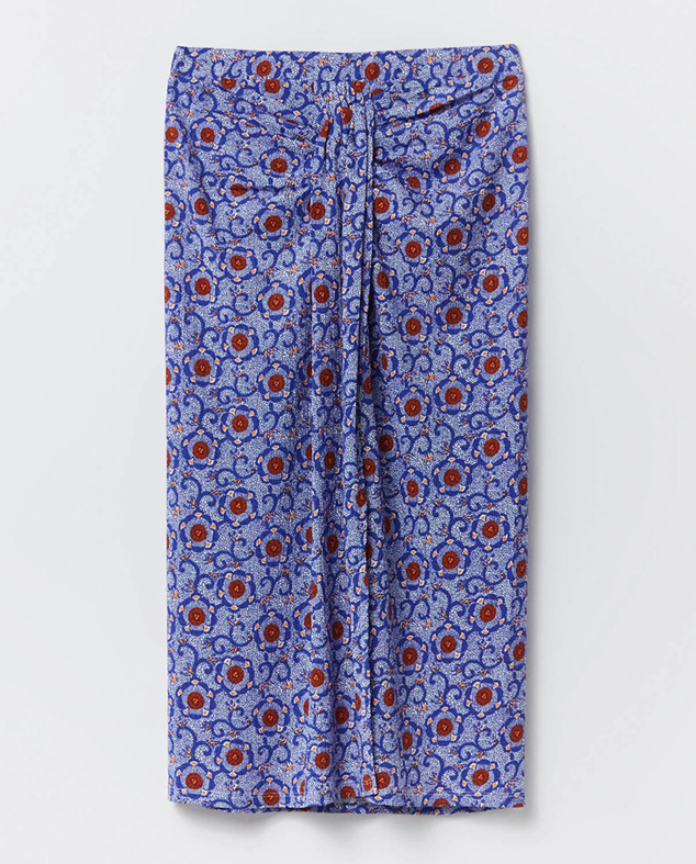 De corte midi y con estampado en tonos azules para lucir un bronceado perfecto. Es de Sfera. Precio: 13,99 €. 