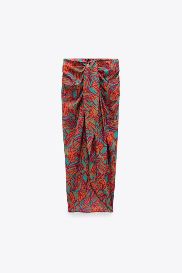 Falda tipo pareo estampada con talla única y cierre frontal con nudo. Su print étnico pertenece a la nueva colección de Zara. Precio: 25,95 €.