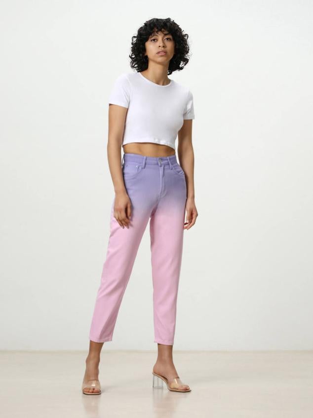 Vaquero de tiro alto con corte relajado, diseño de cinco bolsillos, pernera ligeramente cropped y estampado tie-dye en rosa y morado, de Lefties.