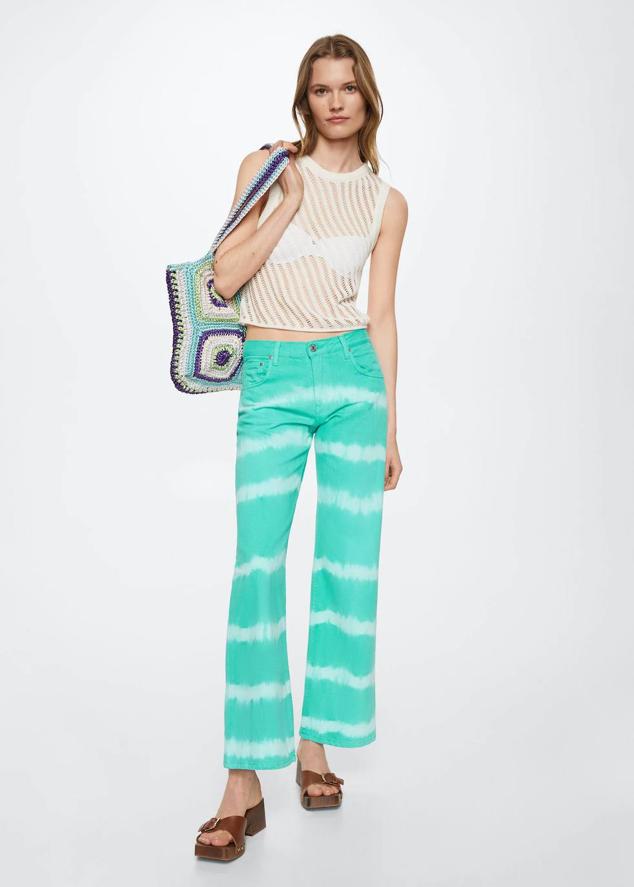 Vaqueros con pernera recta y ancha, tiro bajo, cinco bolsillos y estampado tie-dye a rayas color turquesa, de Mango.
