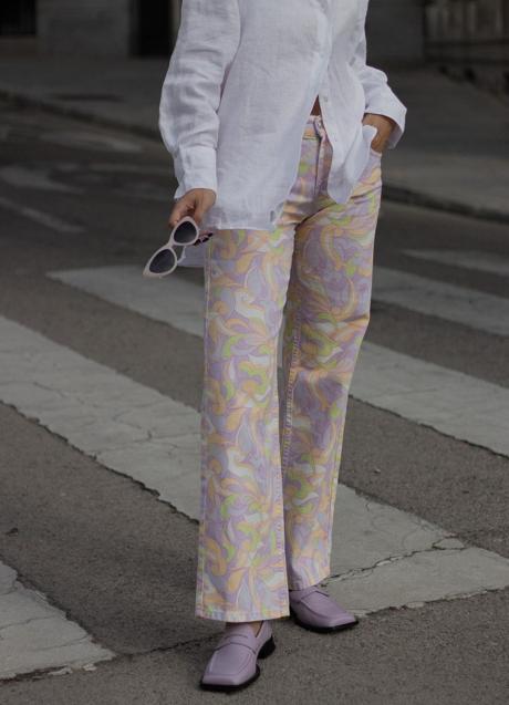 Imagen - Rebeca Ruiz combinó los pantalones con mocasines lilas. / @rebecaruizro