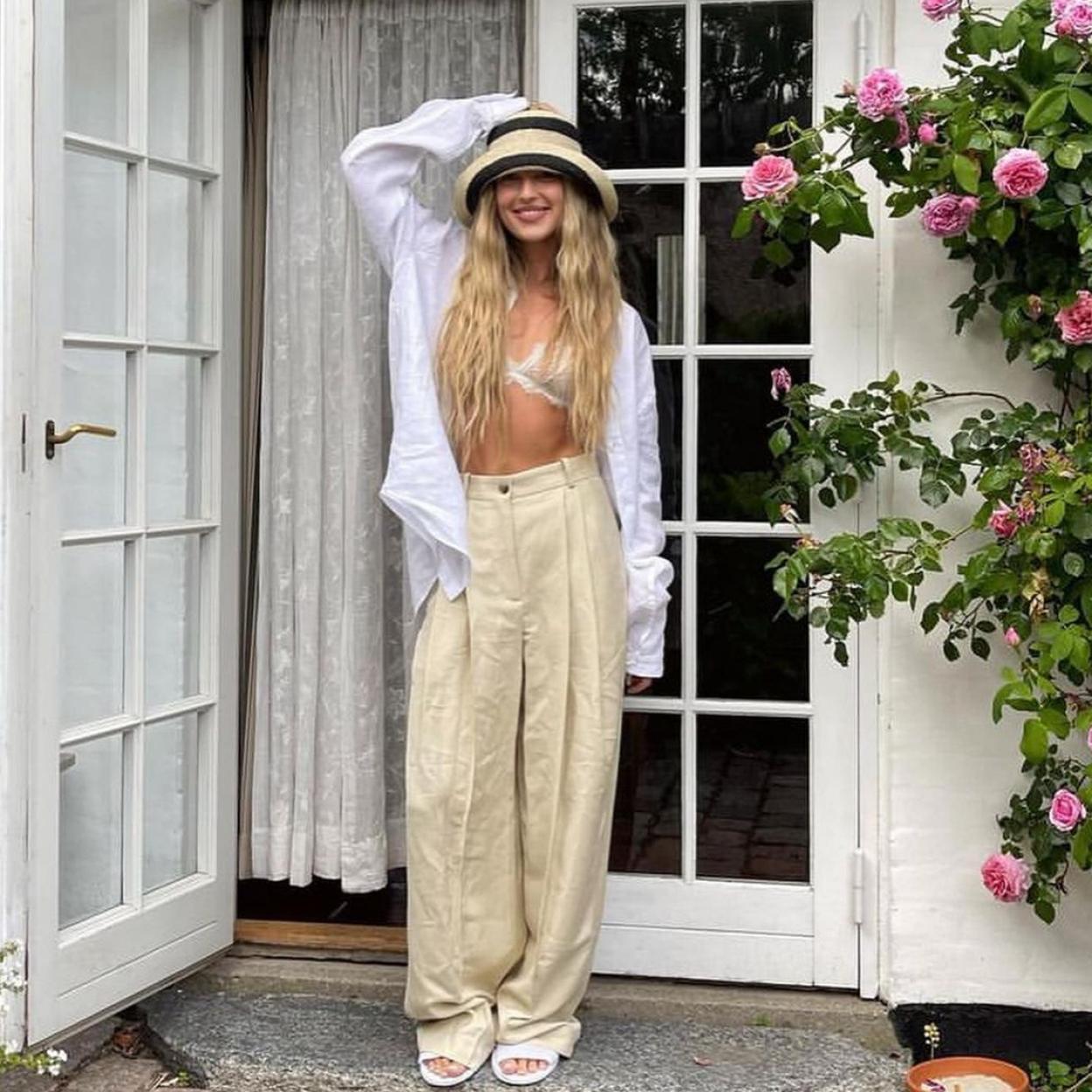 Pincha en la imagen para ver Los bonitos, cómodos y rejuvenecedores pantalones que te permitirán ir bien vestida sin esfuerzo a diario o en eventos. 