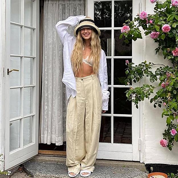 Estos son los pantalones que sí tienes que llevar este verano: pernera ancha, pinzas y con truco para estilizar