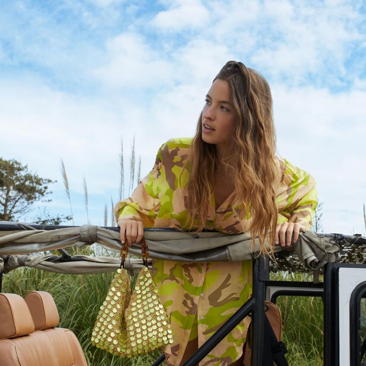 Cuatro camisas baratas que merece la pena comprar en las rebajas de Parfois porque te hacen el look del día