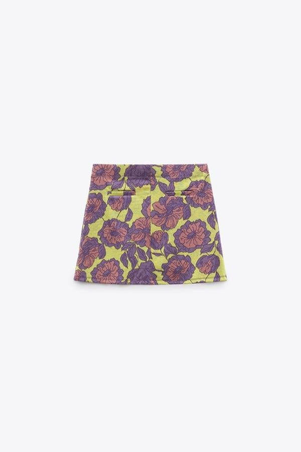 Falda mini jacquard con flores. Rebajada de 17,95 euros a 9,99 euros.