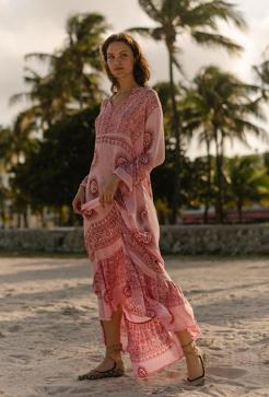 Imagen secundaria 2 - Sandra Gago, la influencer Carlota Ariza y una modelo con el vestido de María de la Orden.