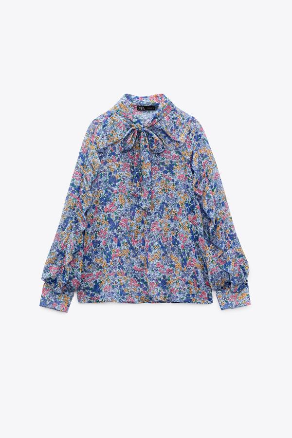 Las blusas son una de esas prendas que podemos usar en cualquier estación.¡ Incluso en verano! Si refresca por la noche también podremos sacarlas de paseo. Blusa con lazada de Zara (17,99 euros)