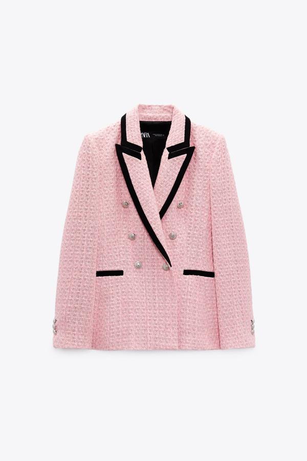 Una americana clásica, pero que no es como las demás. Inspirada en los diseños de Chanel y en color rosa y negro. Una compra infalible. Blazer de tweed de Zara (39,99 euros) 